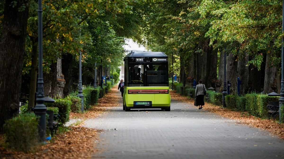 Po cmentarzu kursuje nietypowy autobus. Nie szukaj kierowcy