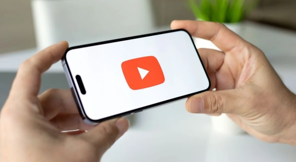 YouTube ogłosił wojnę z fałszywymi treściami. Tylko udaje, że coś robi