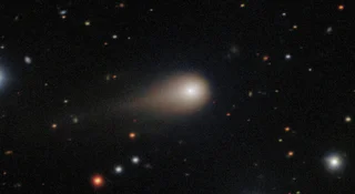 Kosmiczny gość, trzeci znany obiekt międzygwiezdny oznaczony jako 3I/Atlas, po raz kolejny wprawia astronomów w osłupienie. Po tym, jak na chwilę zniknął nam z oczu za Słońcem, powrócił odmieniony. Najnowsze obserwacje wskazują, że kometa nie tylko gwałtownie pojaśniała, ale też nabrała wyraźnie błękitnej poświaty. To już trzecia zmiana barwy tego tajemniczego podróżnika.