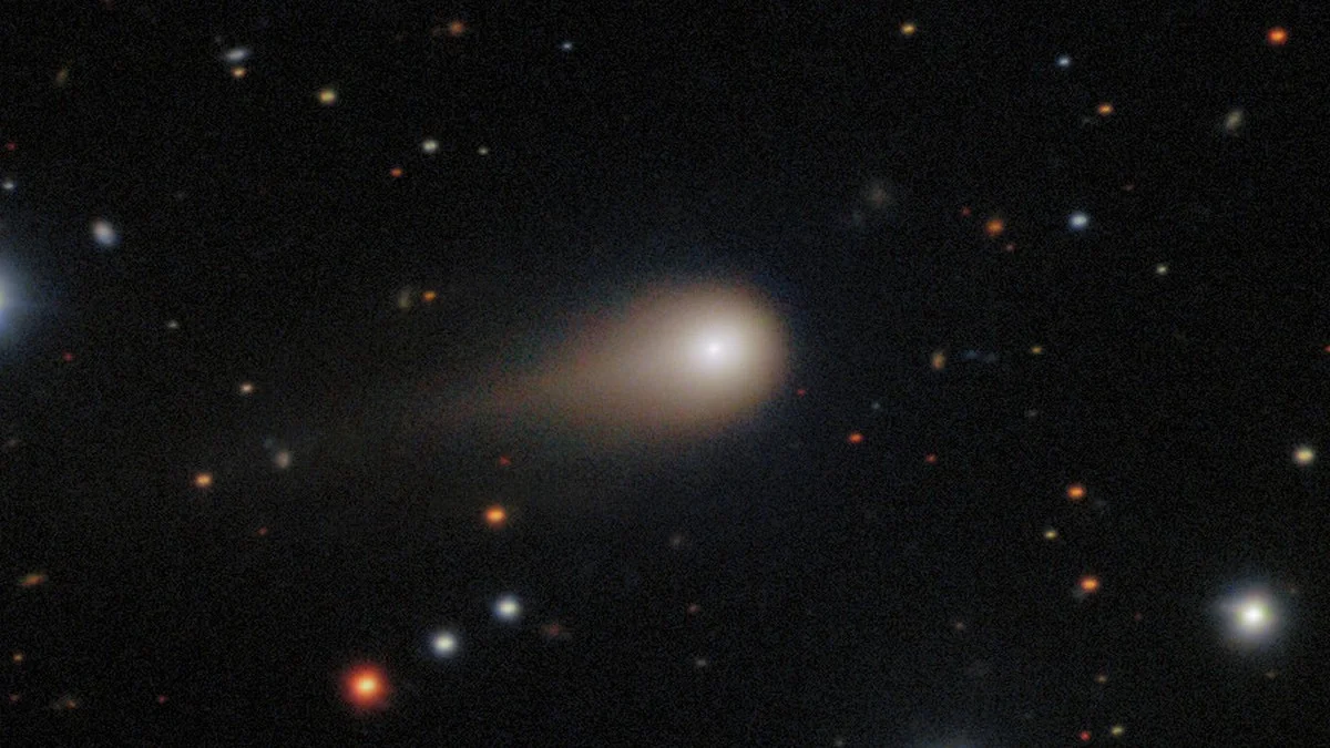 Kosmiczny gość, trzeci znany obiekt międzygwiezdny oznaczony jako 3I/Atlas, po raz kolejny wprawia astronomów w osłupienie. Po tym, jak na chwilę zniknął nam z oczu za Słońcem, powrócił odmieniony. Najnowsze obserwacje wskazują, że kometa nie tylko gwałtownie pojaśniała, ale też nabrała wyraźnie błękitnej poświaty. To już trzecia zmiana barwy tego tajemniczego podróżnika.