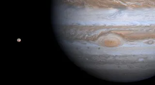 Kometa międzygwiezdna 3I/Atlas wraca na nagłówki portali i forów astronomicznych. Mimo że NASA konsekwentnie podkreśla jej naturalne pochodzenie, część naukowców wciąż ma poważne wątpliwości.