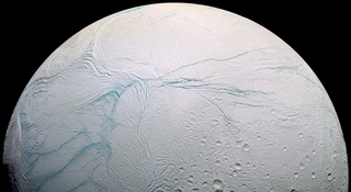 Bardzo dobra wiadomość, dla wszystkich, którzy nie mogą doczekać się odkrycia życia pozaziemskiego. Okazało się właśnie, że Enceladus, księżyc Saturna, ma lepsze warunki do istnienia życia niż się wcześniej spodziewano.