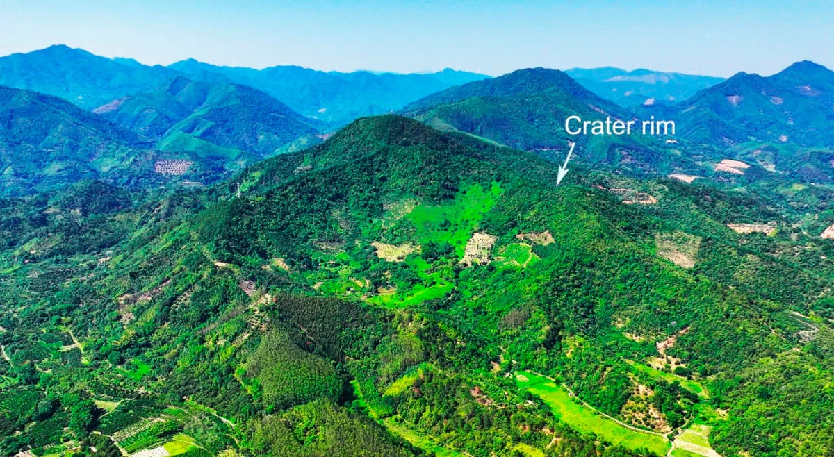 Na wzgórzu w prowincji Guangdong w Chinach znaleziono potężny krater Jinlin. To nie jest byle dziura w ziemi. To gigantyczna blizna o średnicy 900 m, która powstała całkiem niedawno i jest zachowana w niemal idealnym stanie.