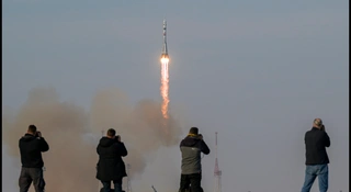 To miał być rutynowy lot na Międzynarodową Stację Kosmiczną. I w pewnym sensie był, bo załoga bezpiecznie dotarła do celu. Jednak to, co stało się na ziemi chwilę po starcie rakiety Sojuz to katastrofa.