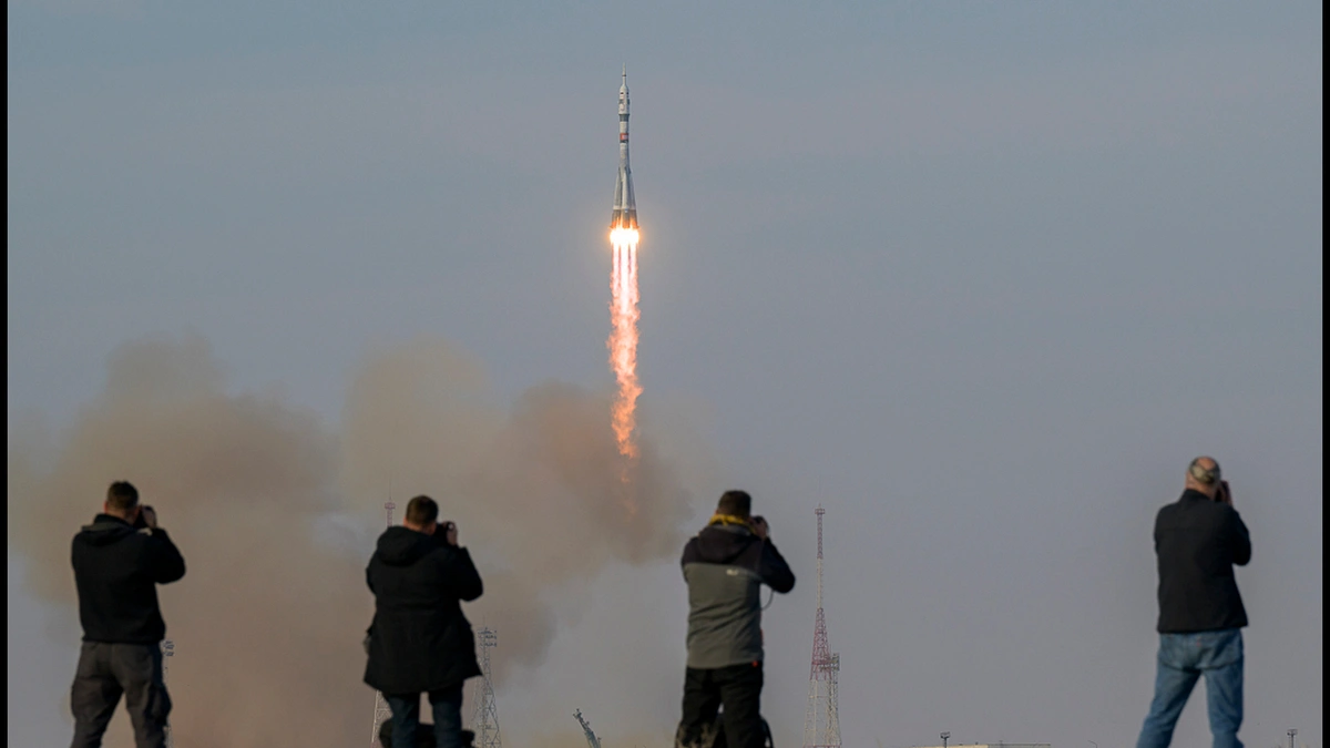 To miał być rutynowy lot na Międzynarodową Stację Kosmiczną. I w pewnym sensie był, bo załoga bezpiecznie dotarła do celu. Jednak to, co stało się na ziemi chwilę po starcie rakiety Sojuz to katastrofa.