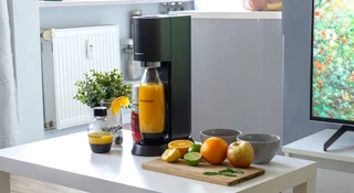 Test SodaStream Mix. Pierwszy saturator, który gazuje wszystko. Nawet sok i drinki