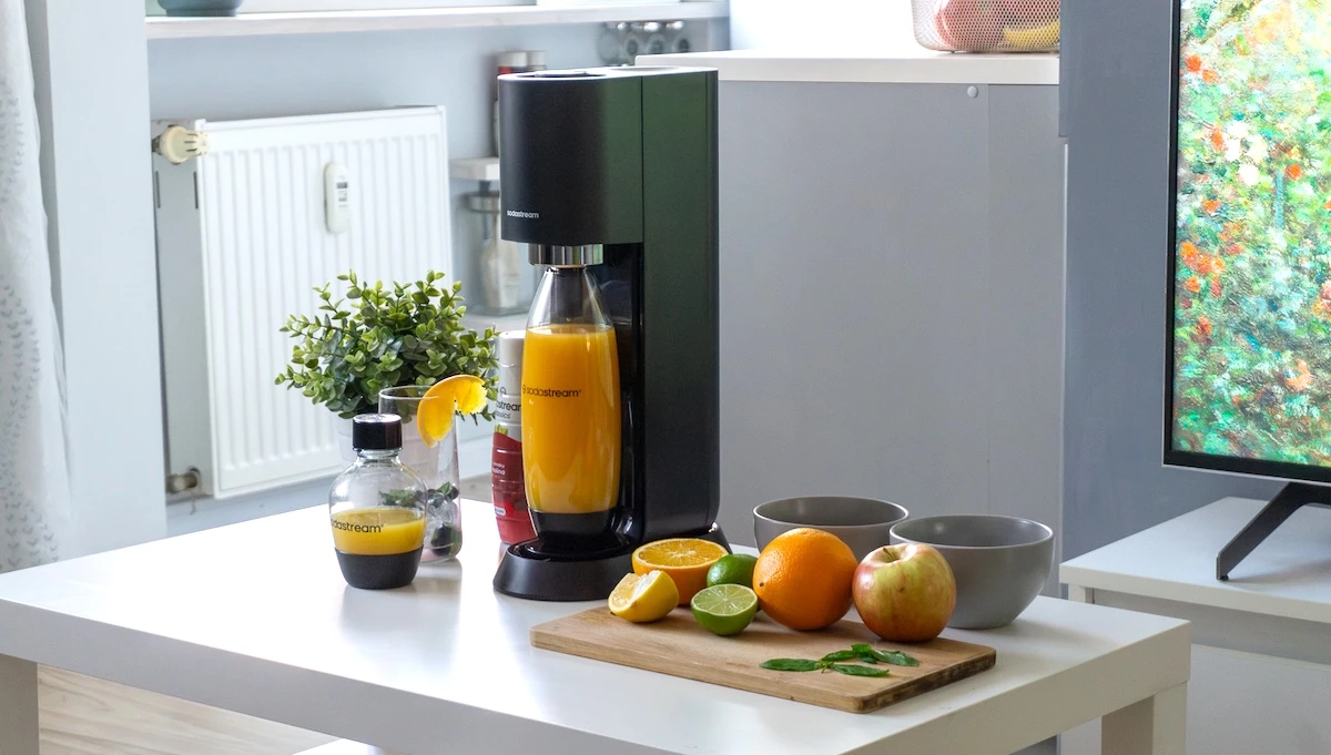 Test SodaStream Mix. Pierwszy saturator, który gazuje wszystko. Nawet sok i drinki