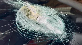 W jadącą Teslę trafiło coś z kosmosu. Szyba stopiona jak po laserze