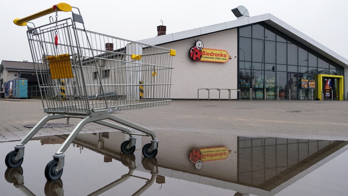 Biedronka montuje nowe kamery. Prześwietli cię jeszcze przed kasą