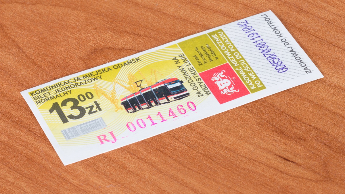 Z autobusów znika papier i znajomy dźwięk. Pasażerowie kręcą nosem