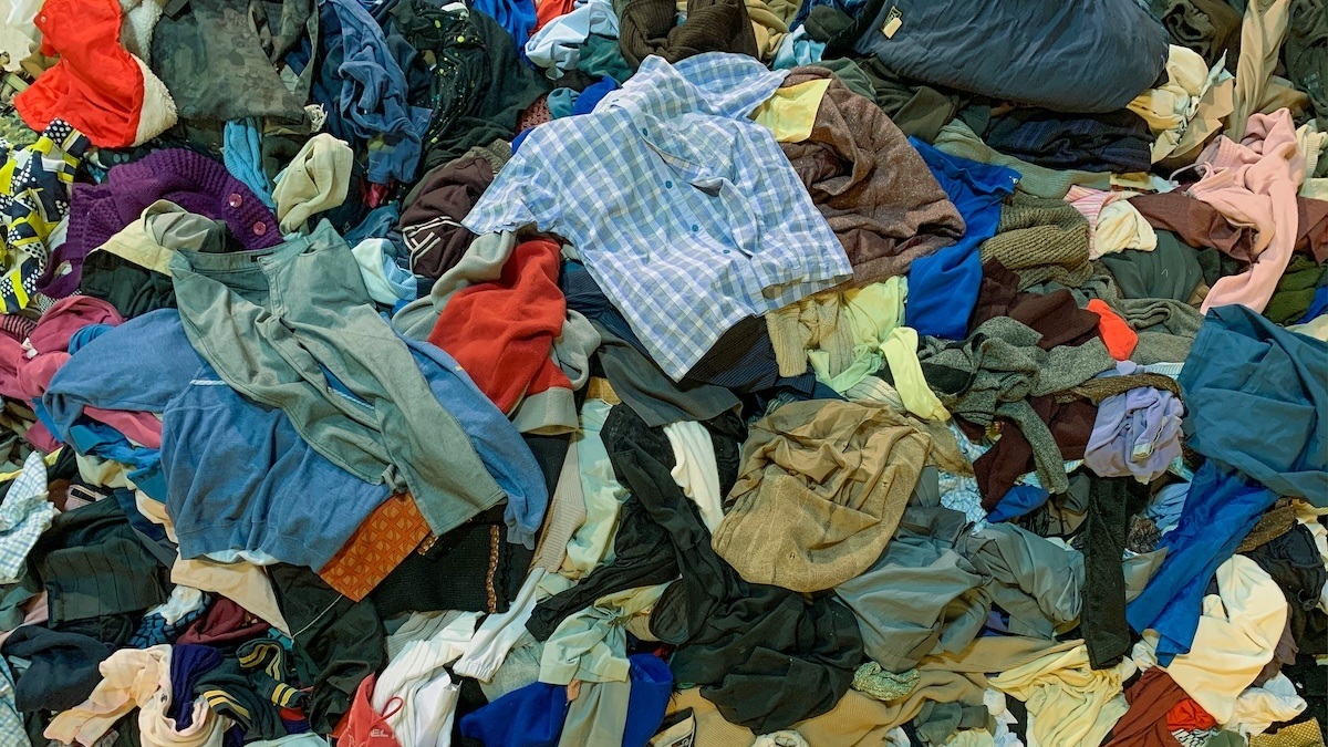 Znaleźliśmy okropny sposób na stare ciuchy. Wciskamy śmieci słabszym