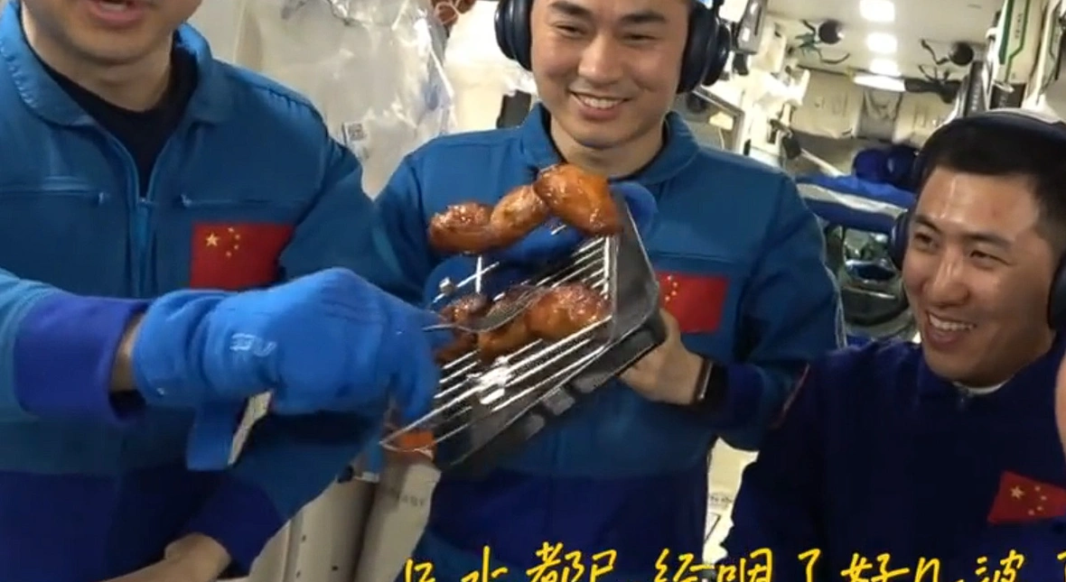 Image for Upiekli w kosmosie kurczaka. Przełom po latach jedzenia z tubek