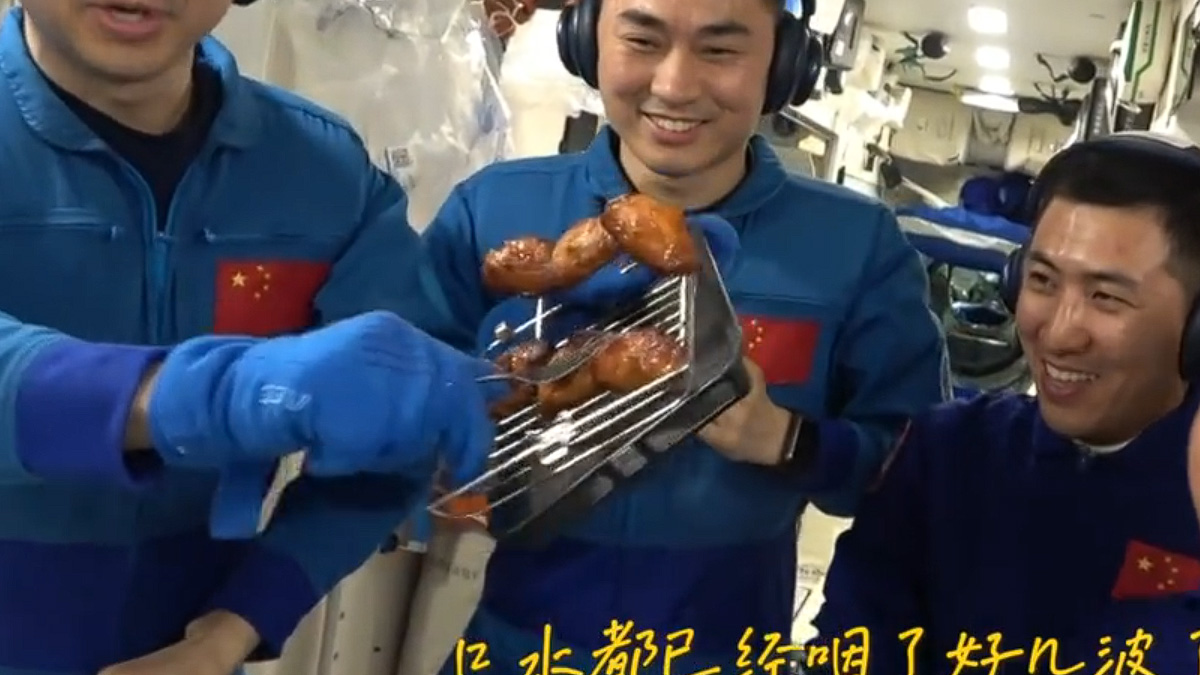 Upiekli w kosmosie kurczaka. Przełom po latach jedzenia z tubek