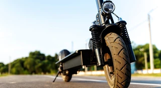 Chodniki im już nie wystarczą. Hulajnogi anektują pociągi i tramwaje