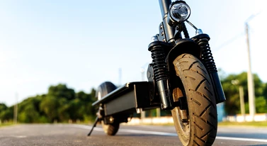 Chodniki im już nie wystarczą. Hulajnogi anektują pociągi i tramwaje