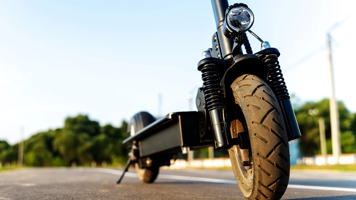 Chodniki im już nie wystarczą. Hulajnogi anektują pociągi i tramwaje