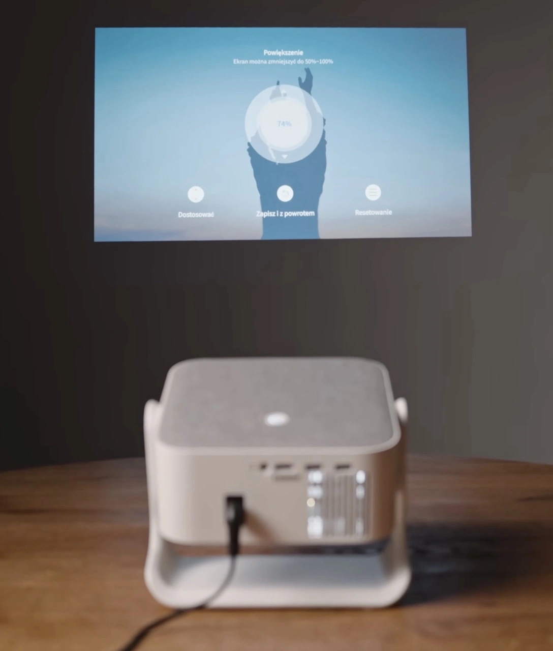 https://cdn-sw.spidersweb.pl/2025/11/kiano-elegance-cinema-projektor-4.jpeg