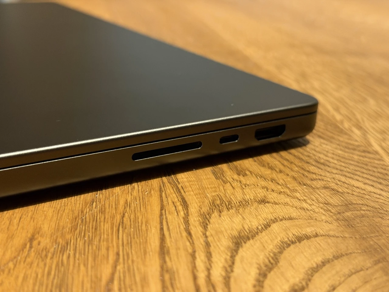 Porty z prawej: HDMI, 1x USB-C, czytnik kart SDXC