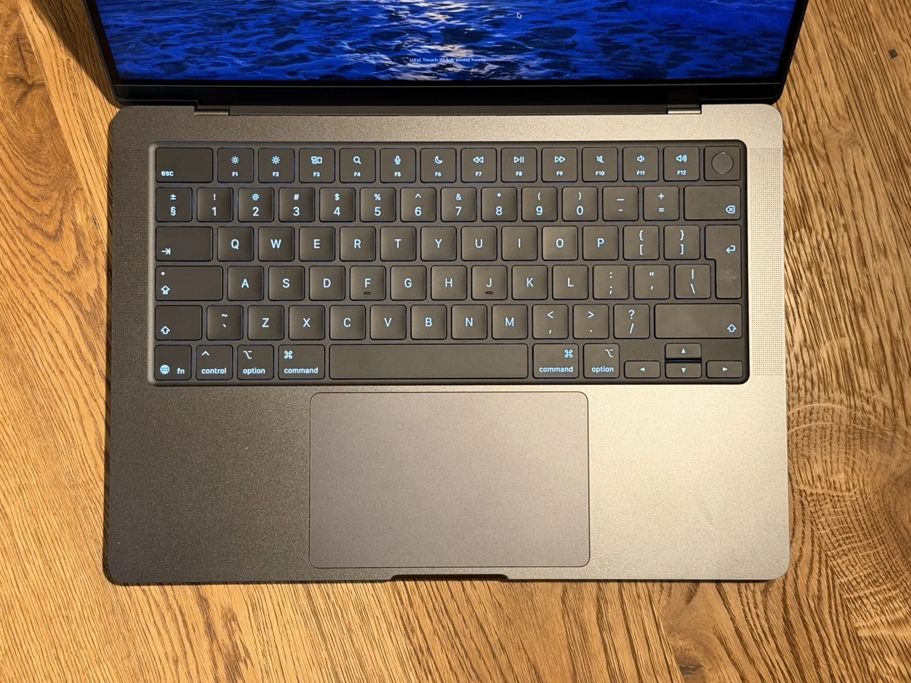 Pod klawiaturą jest ogromny gładzik