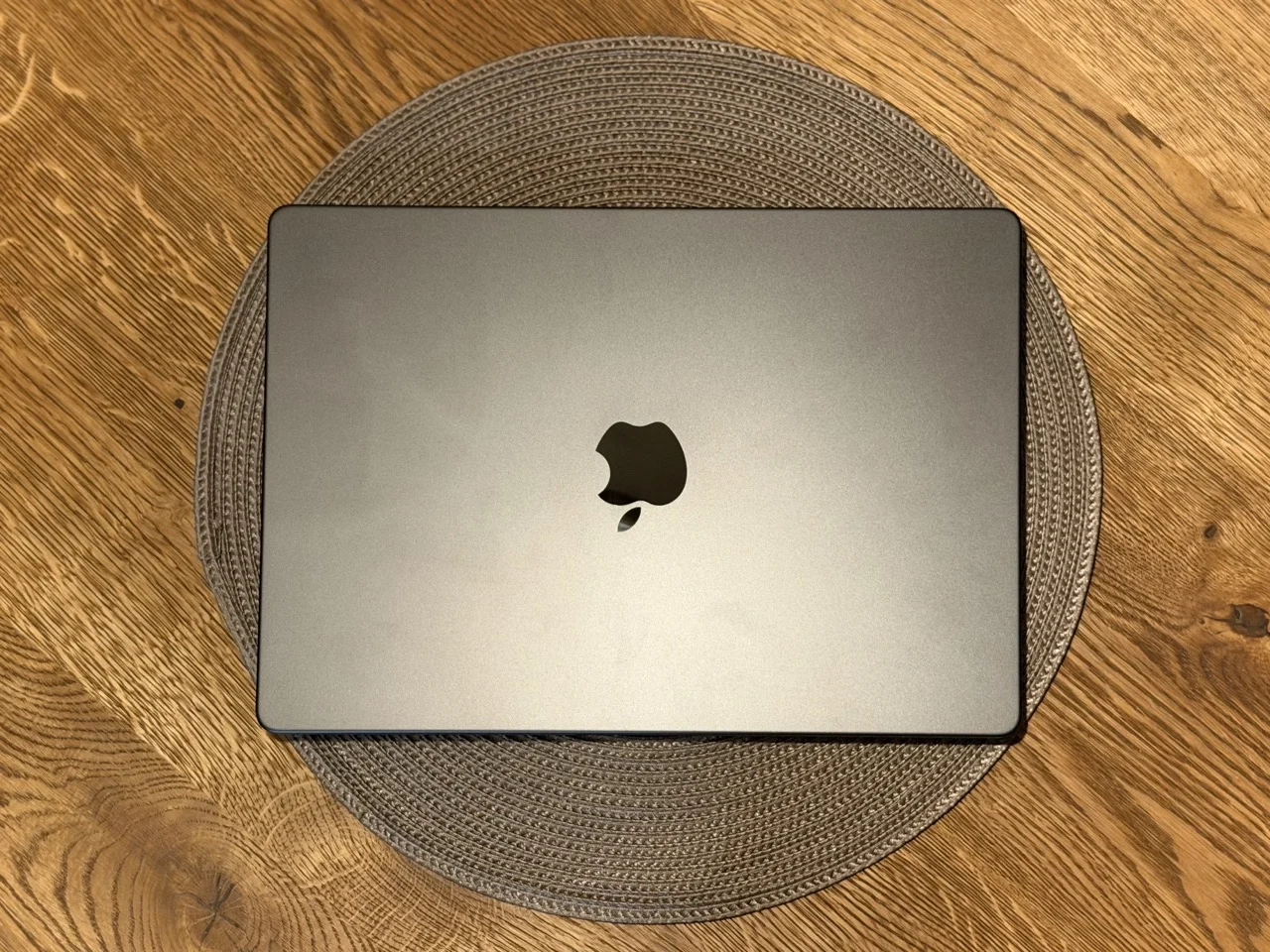 MacBook Pro (2025) w kolorze czarnym odbija światło