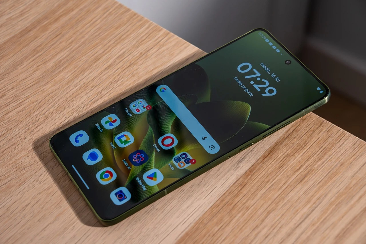 https://cdn-sw.spidersweb.pl/2025/11/motorola-edge-70-zielona-7.jpeg