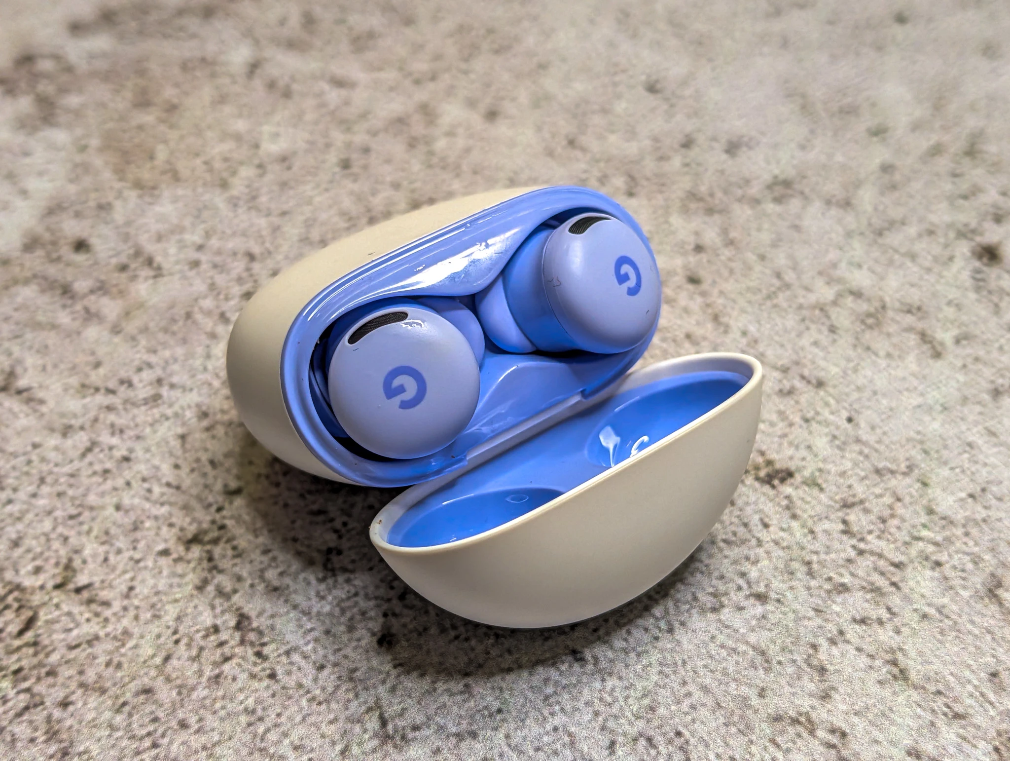 Drogie słuchawki się boją. Google Pixel Buds 2a mają coś mocnego