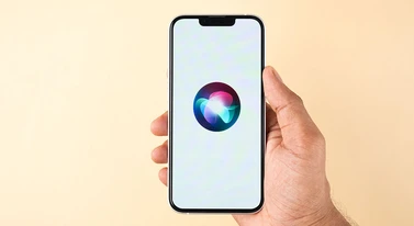 Apple płaci Google za nową Siri. Steve Jobs przewraca się w grobie