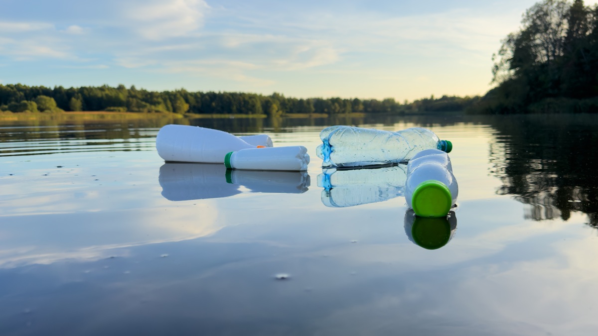 Tak śmiecimy, iż stawiają bariery na rzekach. Przykro patrzeć