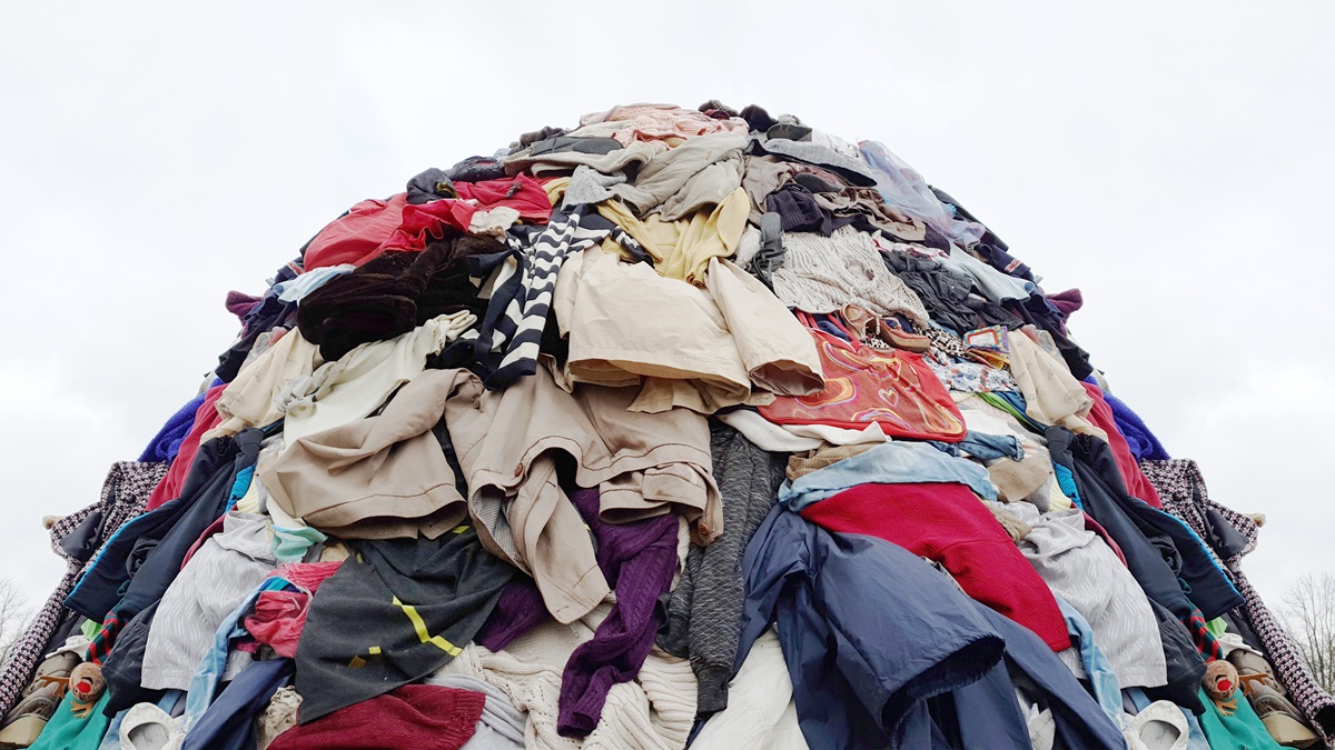 Ubrania zasypały kontenery. Kraków znalazł sposób i ma się czym chwalić