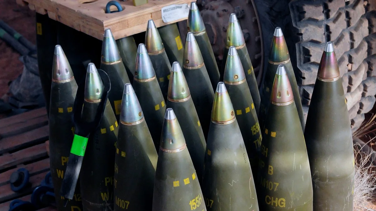 Największa prywatna grupa zbrojeniowa w Polsce po prostu wzięła się do roboty. Bez błysku fleszy i przecinania wstęg, Grupa WB uruchomiła na zachodzie Polski zakłady, w których powstaje to, czego Europa pożąda najbardziej: amunicja artyleryjska kalibru 155 mm.