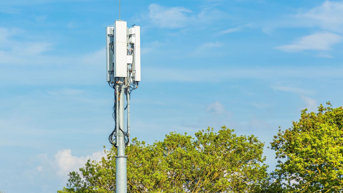 Boją się 30-metrowej rury. Obawiają się 5G pod sklepem