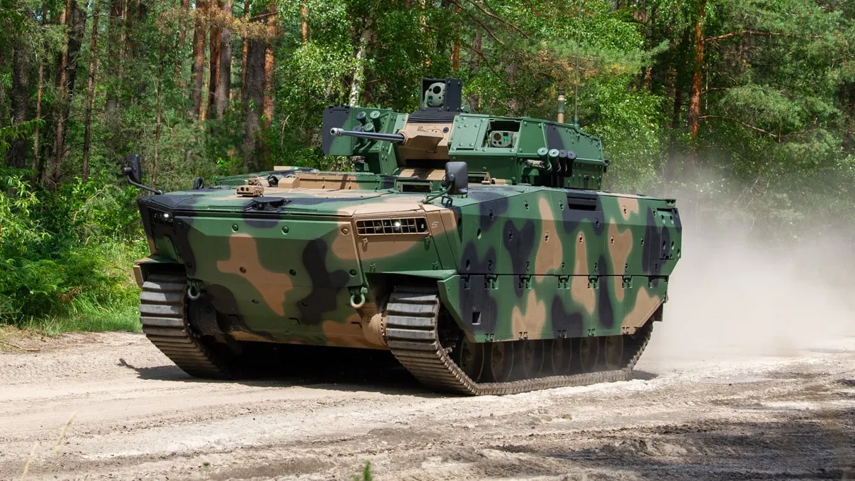 To moment, na który polska zbrojeniówka i żołnierze czekali od dekad. Koniec z pudrowaniem trupów w postaci przestarzałych BWP-1. Dziś, 4 grudnia, Wojsko Polskie oficjalnie wchodzi w XXI wiek w kategorii bojowych wozów piechoty. Pierwsze seryjne egzemplarze BWP Borsuk trafiły do służby.