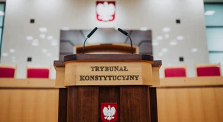 Nawet na kilkaset tysięcy odszkodowania mogą liczyć właściciele działek, na których bez umowy stoją na przykład słupy energetyczne. Drogę do pieniędzy utorował najnowszy wyrok Trybunału Konstytucyjnego.