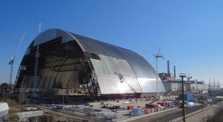 Miała chronić Europę przez co najmniej sto lat. Kosztowała astronomiczną kwotę 1,75 mld dol. i stanowiła inżynieryjny cud techniki. Dziś Międzynarodowa Agencja Energii Atomowej (MAEA) bije na alarm. Nowa Bezpieczna Powłoka w Czarnobylu, po uderzeniu drona, straciła swoją szczelność. To, co miało być hermetycznym więzieniem dla radioaktywnego pyłu, zaczyna przypominać durszlak.