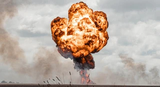 Heksogen (RDX) i oktogen (HMX) są fundamentem nowoczesnej obronności. To wysokoenergetyczne materiały wybuchowe, które są absolutnie kluczowe w produkcji amunicji artyleryjskiej, bomb, pocisków przeciwpancernych, granatów moździerzowych i systemów rakietowych.