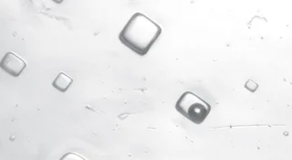 To prawdziwa podróż w czasie. Naukowcy użyli najnowszej technologii, by uwolnić prastare powietrze zamknięte w krysztale soli. W ten sposób udało nam się poznać skład ziemskiej atmosfery sprzed 1,4 mld lat.