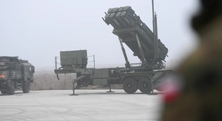 Czwartek, 18 grudnia 2025 r., zapisze się w historii polskiej obronności jako moment, w którym teoretyczne plany i wielomiliardowe kontrakty zamieniły się w realną, nieprzenikalną barierę. W Sochaczewie, na terenie 3. Warszawskiej Brygady Rakietowej Obrony Powietrznej, ogłoszono osiągnięcie pełnej gotowości operacyjnej (Full Operational Capability) przez 37. Dywizjon Rakietowy.