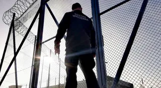 Drony nad więzieniami kojarzyły się głównie z kontrabandą: paczka narkotyków, telefon, czasem narkotyki. Dziś brytyjskie służby mówią już o zupełnie innym poziomie zagrożenia. Nowa generacja bezzałogowców, zdolnych unosić nawet 100 kg, może zostać wykorzystana do fizycznej ucieczki więźnia z zakładu karnego.