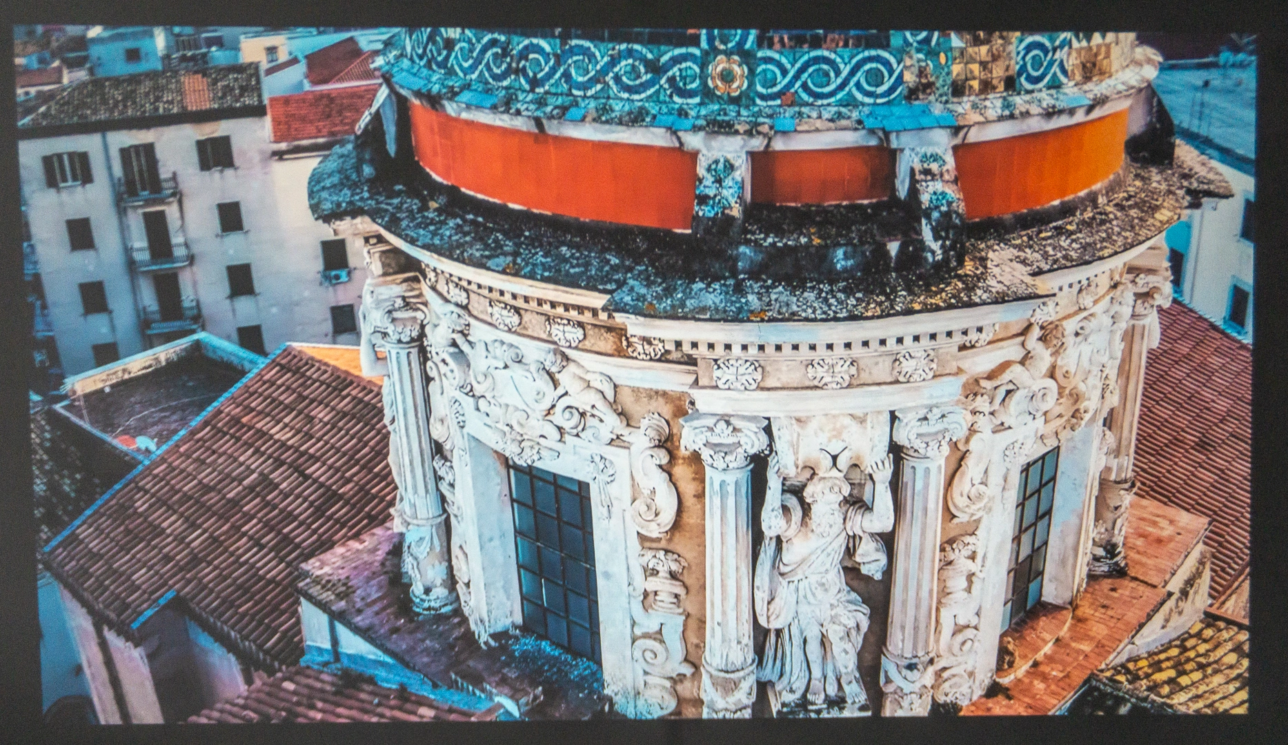 kadr wieczorem, ściana