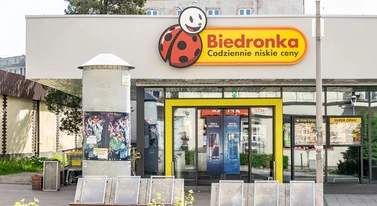 Nowość w aplikacji Biedronki. Możesz zbierać kasę za butelki