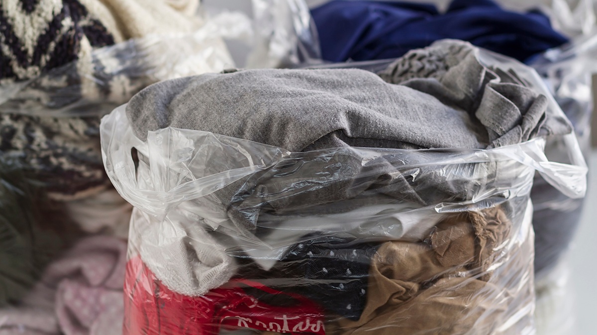 Koniec z bezsensownymi wizytami w PSZOK. Jest pomysł na zużyte ubrania