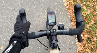 Komputerek z GPS na kierownicy zamiast smartfona. Ma to sens?