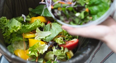 Tony jedzenia, miliony złotych w koszu. Święta to festiwal marnotrawstwa