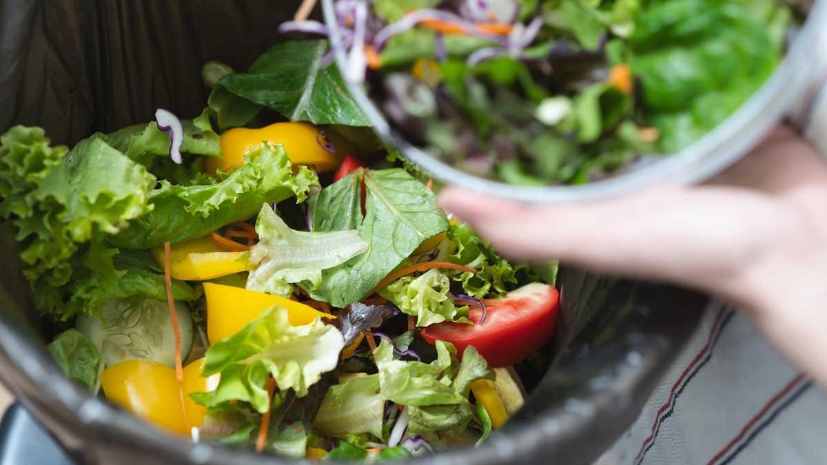 Tony jedzenia, miliony złotych w koszu. Święta to festiwal marnotrawstwa