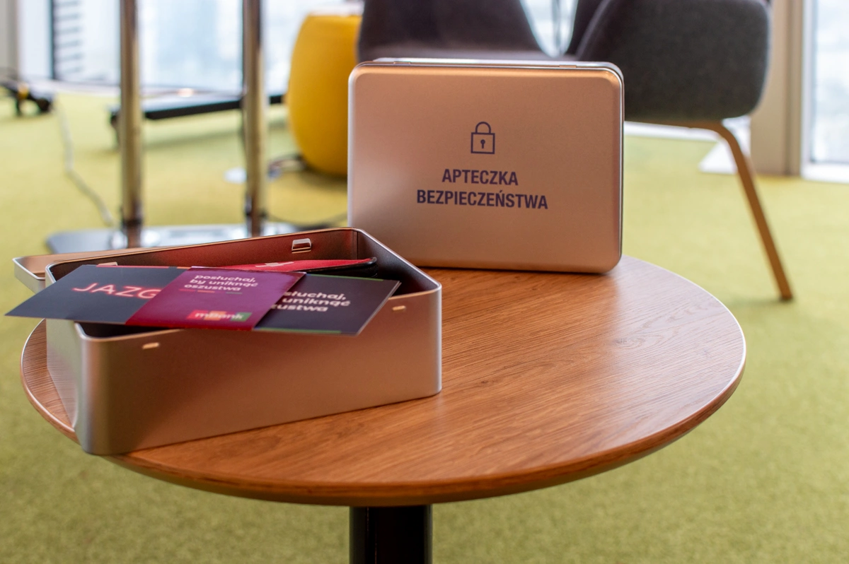 Symboliczny pakiet bezpieczeństwa: apteczka, zamki i... porządne źródła wiedzy o zagrożeniach