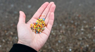 Mikroplastik nie dryfuje losowo. Wpada w pułapkę wirów