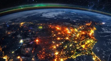 Zapada noc, zaczyna się spektakl. Tak naprawdę świeci Ziemia