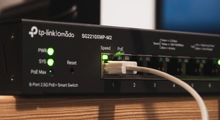 Trzy litery i masz o połowę kabli mniej. Ogarnąłem to po 20 latach