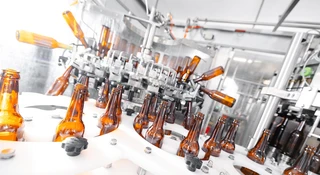 Szklane butelki namieszają w systemie kaucyjnym. Producenci znów kombinują