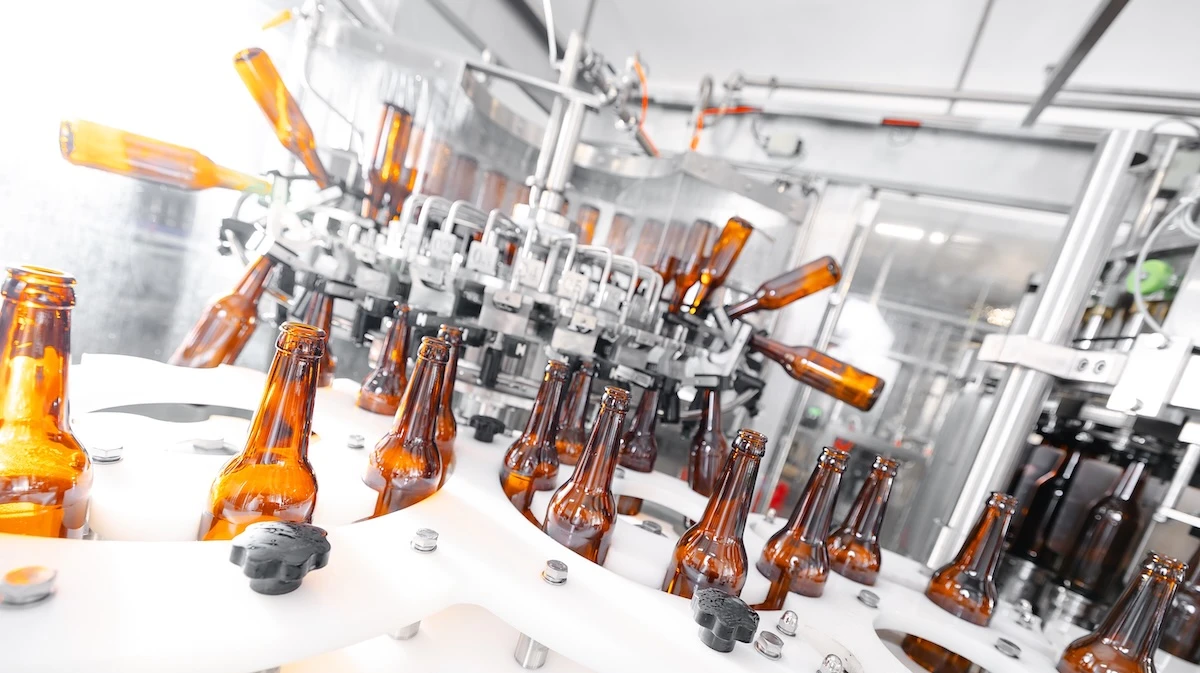 Szklane butelki namieszają w systemie kaucyjnym. Producenci znów kombinują